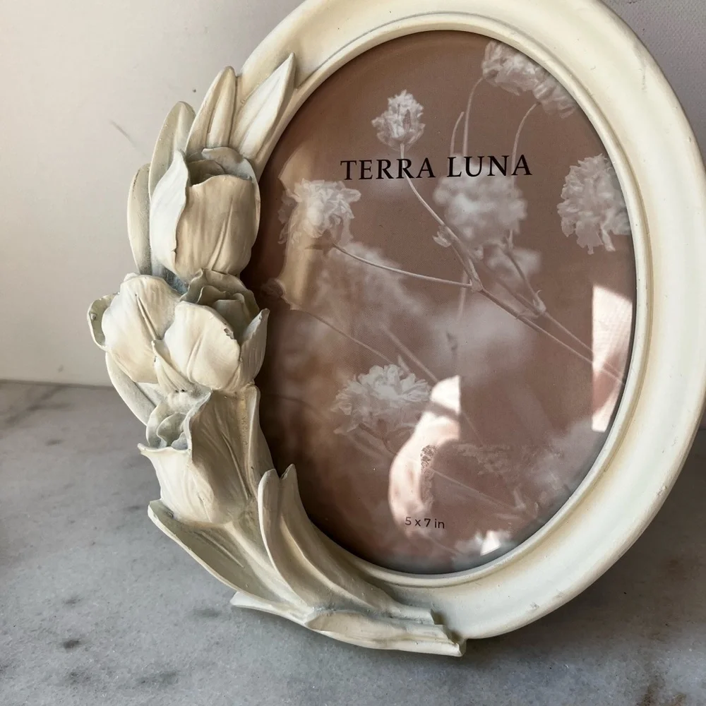 Terra Luna Oval Photo Frame with Tulips Floral Design